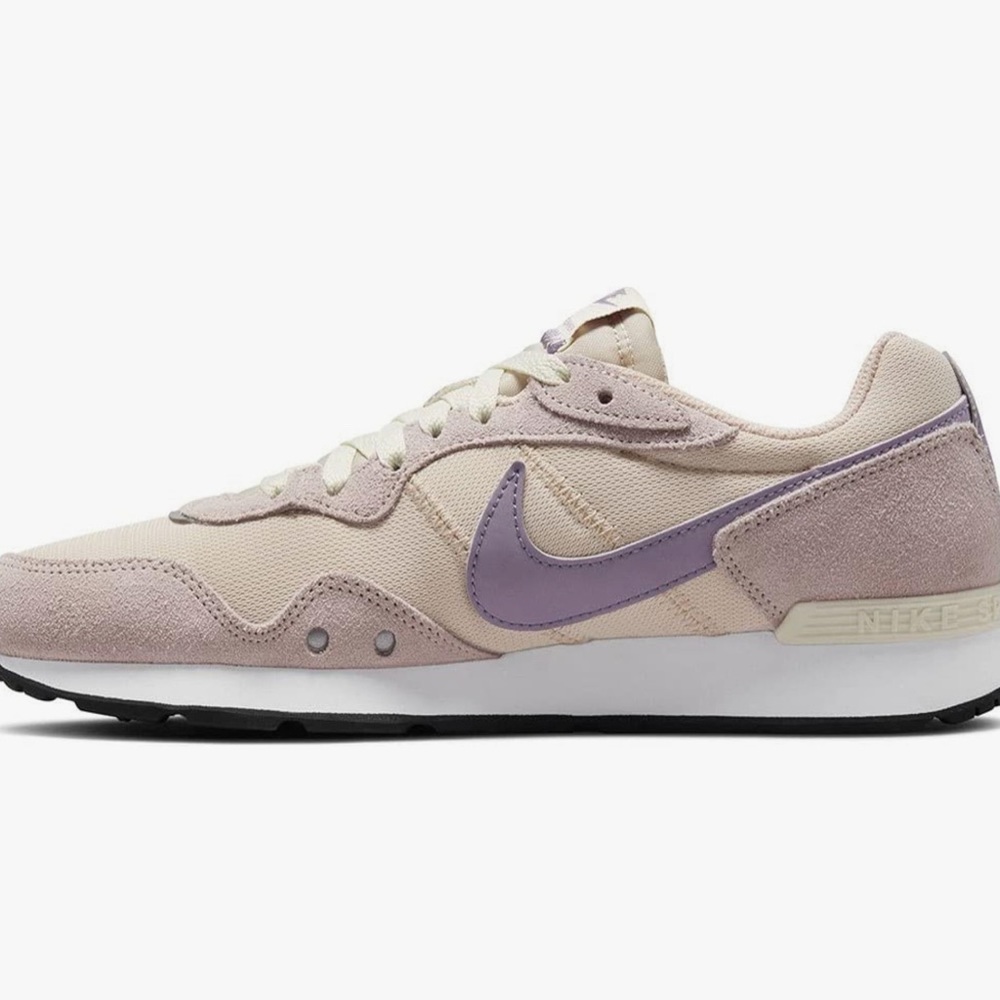SZ 9 Nike women stroke running shoe - venture runner